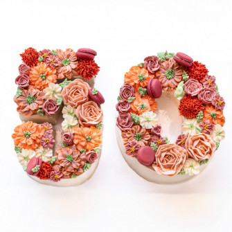 Zahlenkuchen mit Buttercremeblumen
