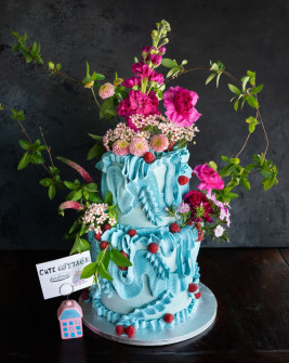 Torte mit Schokoböden Stracciatellacreme Kirschen