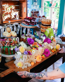Lange Hochzeitstorte mit Blumendeko