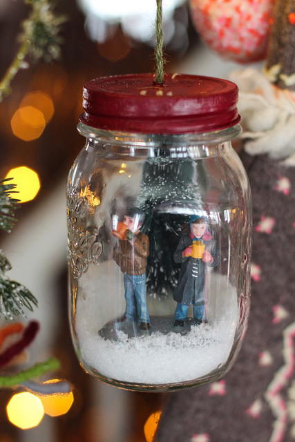 Mehr über den Artikel erfahren Miniature Couple in a Jar