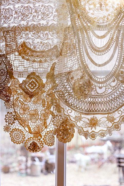 Mehr über den Artikel erfahren Vintage Lace Curtain