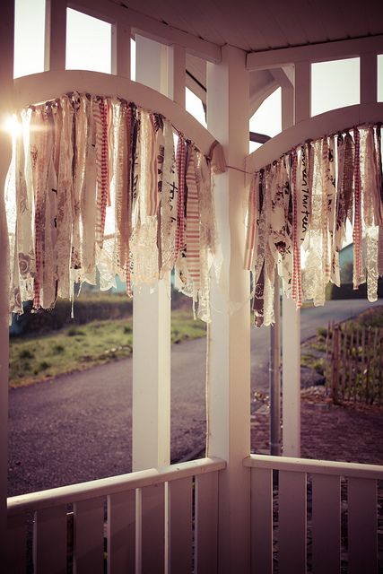 Mehr über den Artikel erfahren Vintage Tassles and Doily Bunting on our Porch