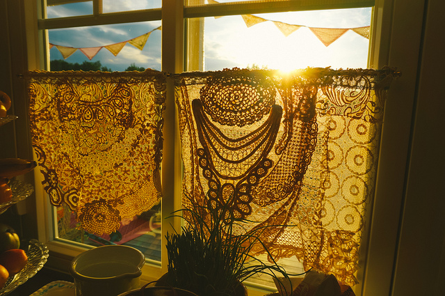 Mehr über den Artikel erfahren More Vintage Lace Curtain