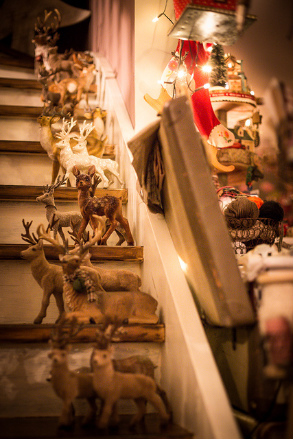 Mehr über den Artikel erfahren Christmas Deer Herd on the Stairs