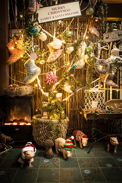 Mehr über den Artikel erfahren Christmas Tree with Piglets