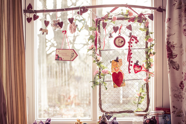 Mehr über den Artikel erfahren Valentine’s Day Window Decoration