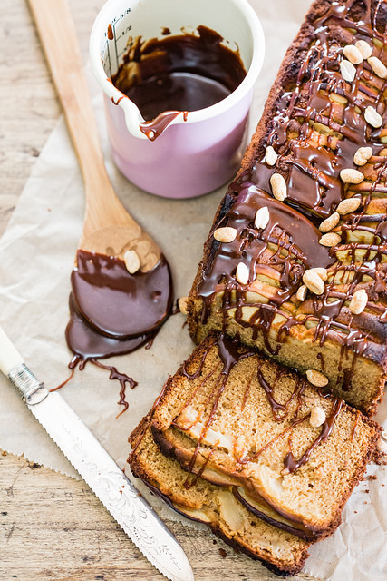 Mehr über den Artikel erfahren Peanutbutter Apple Cake with Caramel Drizzle