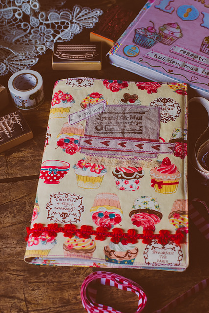 Mehr über den Artikel erfahren Crafty Book Jacket for „Backen mit Love“