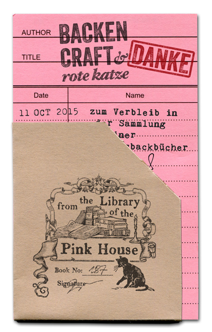 Die Karte kommt in einer kleinen Tasche die Du dann ins Buch klebst