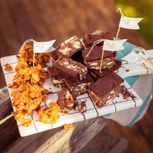 Mehr über den Artikel erfahren Tiffinbars und Caramel Cornflakes Bocaditos