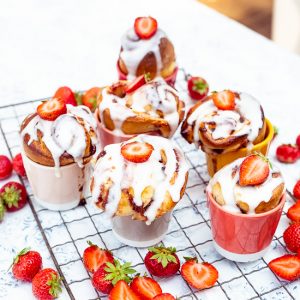 Mehr über den Artikel erfahren Erdbeerschnecken mit Frischkäsefrosting