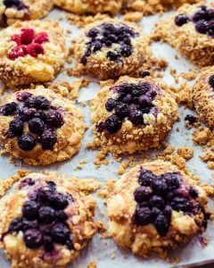Mehr über den Artikel erfahren Kleine Brioche mit Beeren