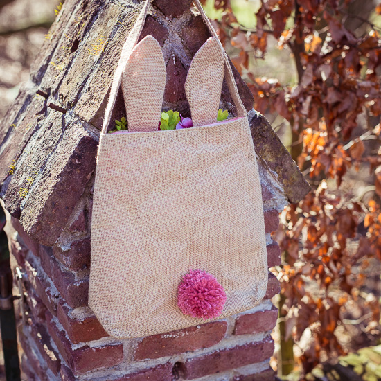 Hinten bekommt die Hasentasche von mir ein PomPom Schwänzchen