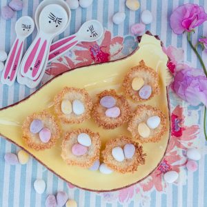 Mehr über den Artikel erfahren Osternester aus Kokosmakronenteig