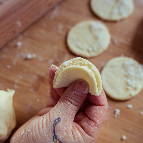 Dann werden die in der Mitte gefaltet