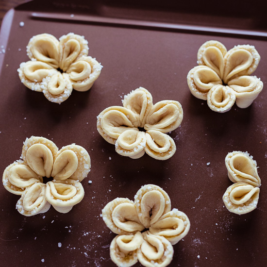 Aus jeweils 5 dieser Flügel wird dann auf dem Backblech je eine Blume