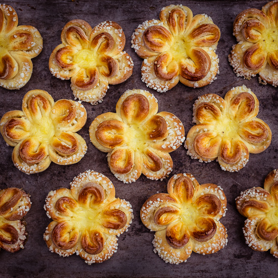 Das ist die Mai Variante der Schwedischen Zimtknoten aus meinem Buch School of Baking