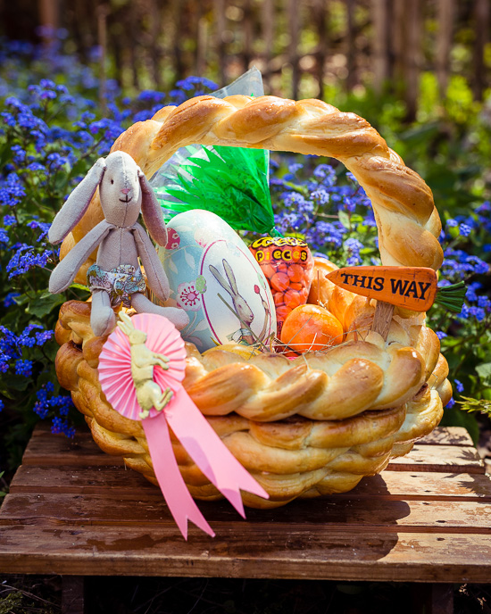 Mehr über den Artikel erfahren Osterkorb aus Challah Teig
