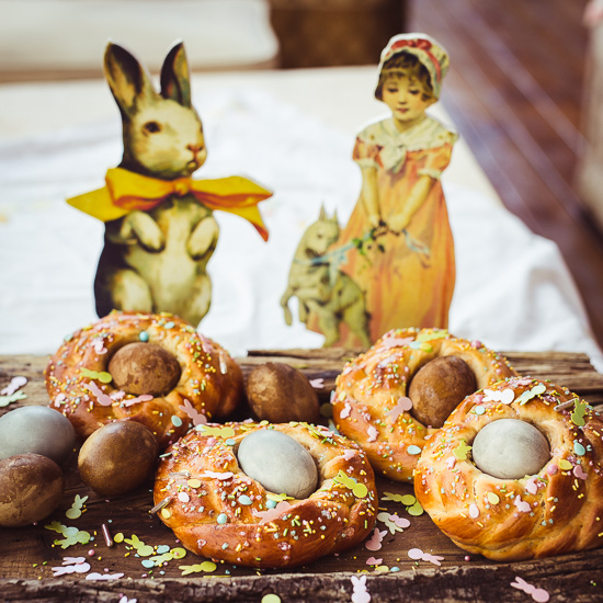 die Eier sind mit Rote Beete gefärbt. Die "kommen" dann je nach Zeit so raus.