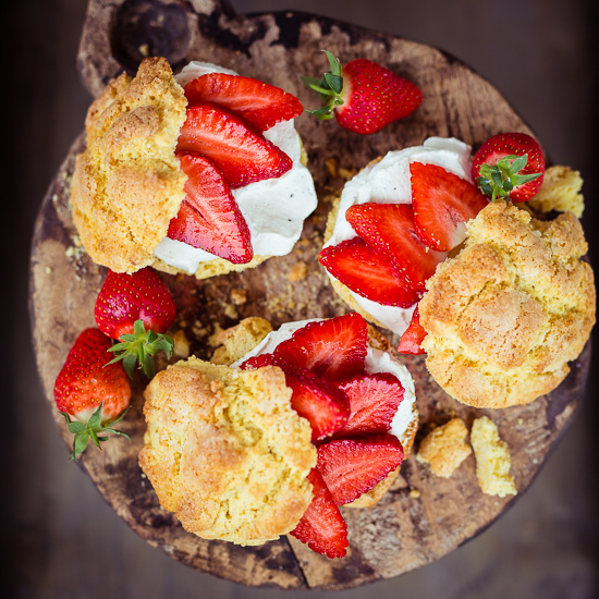 Mehr über den Artikel erfahren Frische Scones mit Erdbeeren