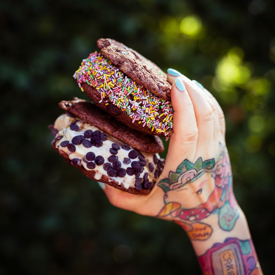 Schoko Cookies und Eis geben das beste Eis Sandwich