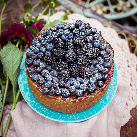 Ich habe diesen Cheesecake mit Blaubeeren und Brombeeren "getoppt"