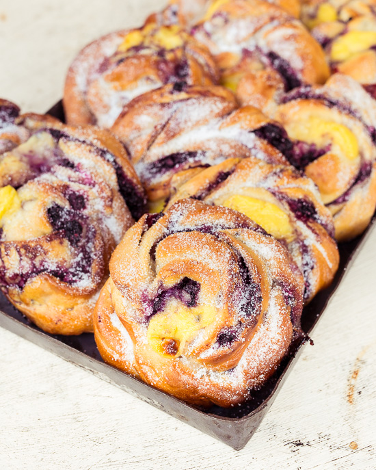 Das Basisrezept für diese Blueberry Buns findest Du in School of Baking