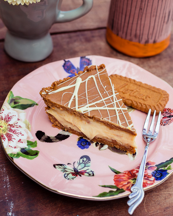 Die Basis für die Füllung dieser Lotus Tarte ist Kokos Milch und vegane weiße Schokolade