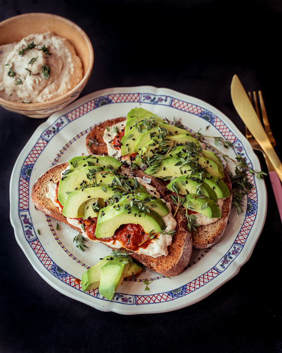 Den Hummus für dieses Avocado Brot habe ich ganz schnell selber gemacht