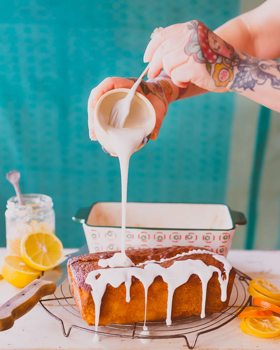 Der Zitronenkuchen schmeckt mit Lemon Curd besonders saftig