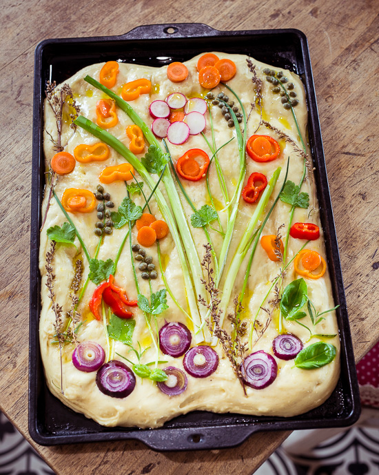 So sieht meine Blumenwiese auf dem Focaccia Brot vor dem backen aus