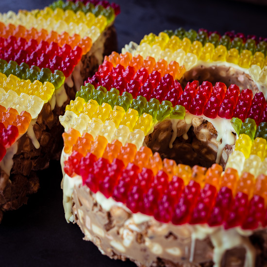 Die Gummibärchen auf dem Zahlenkuchen habe ich mit Schokolade festgeklebt