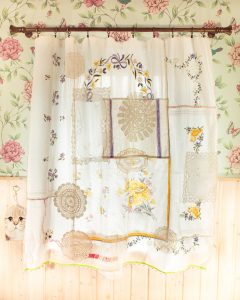 Mehr über den Artikel erfahren Vorhang aus alten Deckchen