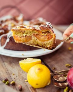 Mehr über den Artikel erfahren Glutenfreier Pistazien Zitronenkuchen mit Pflaumen