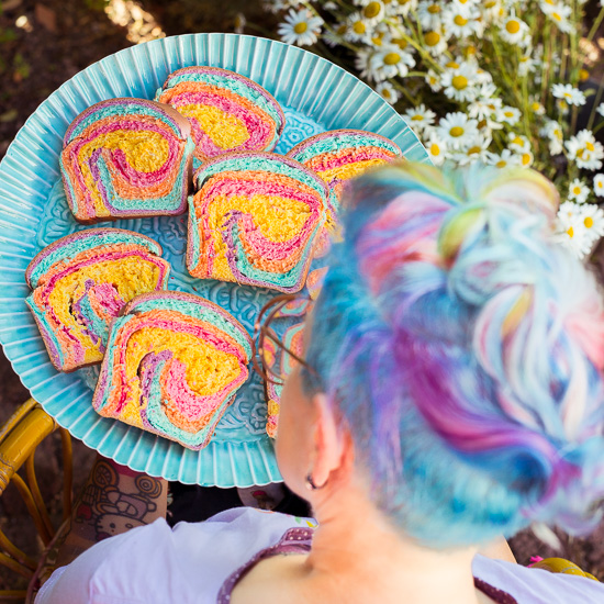 Passend zu meiner Haarfarbe habe ich mir ein Rainbow Color Brot gebacken