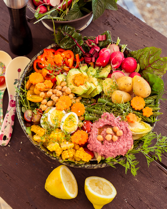 Heute gibt es Salat mit Kichererbsen und Rote Beete Humus
