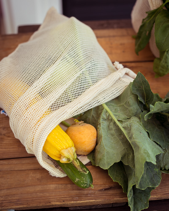 Der Obstbeutel hat auf der Rückseite ein Netz