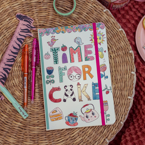 Das Notizbuch hat linierte Seiten