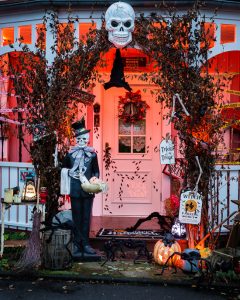 Mehr über den Artikel erfahren Halloween Eingang Rosa Haus
