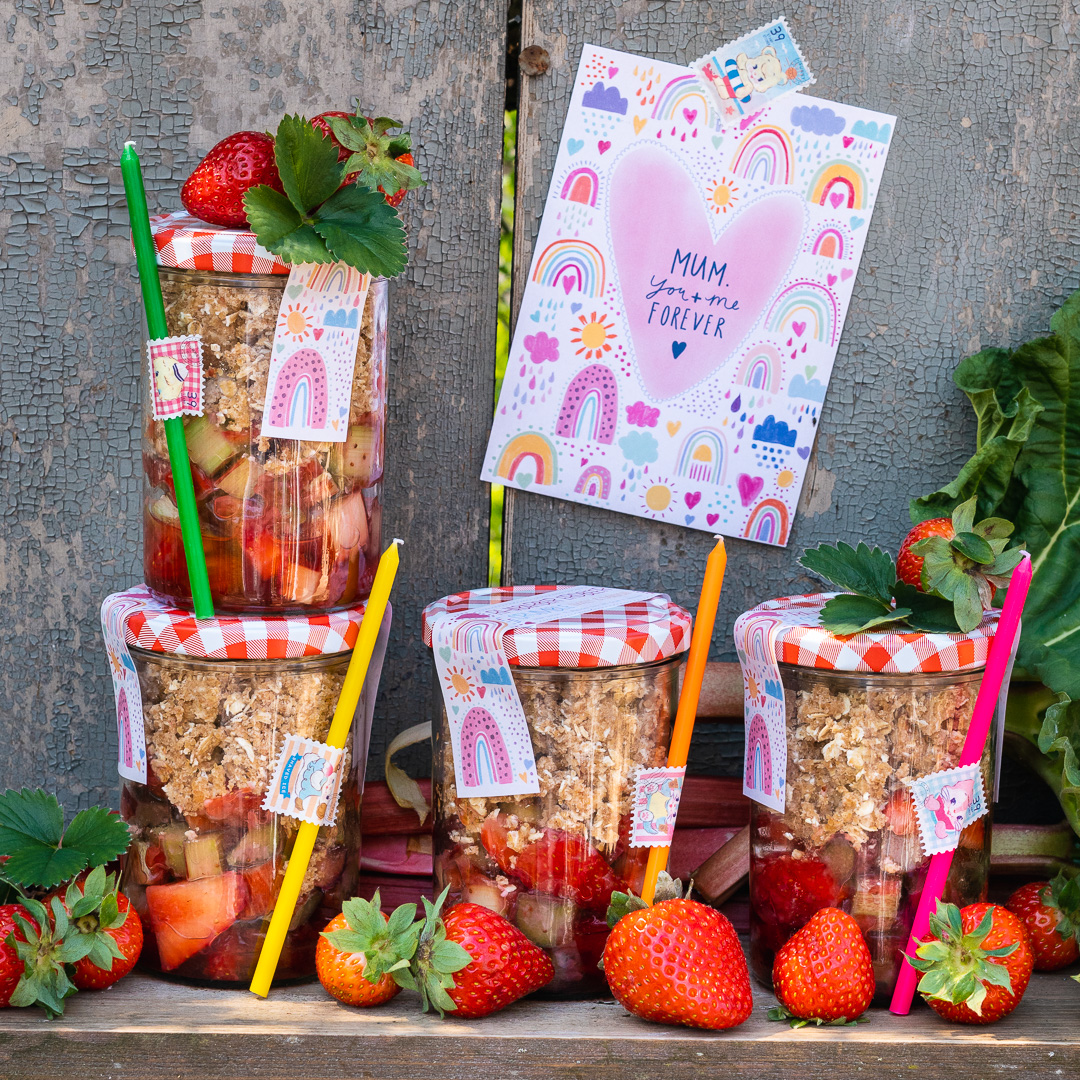 Mehr über den Artikel erfahren Muttertag Erdbeer Rhabarber Crumble