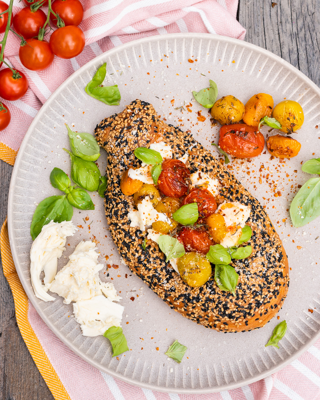 Mehr über den Artikel erfahren Jerusalembagels mit Tomaten