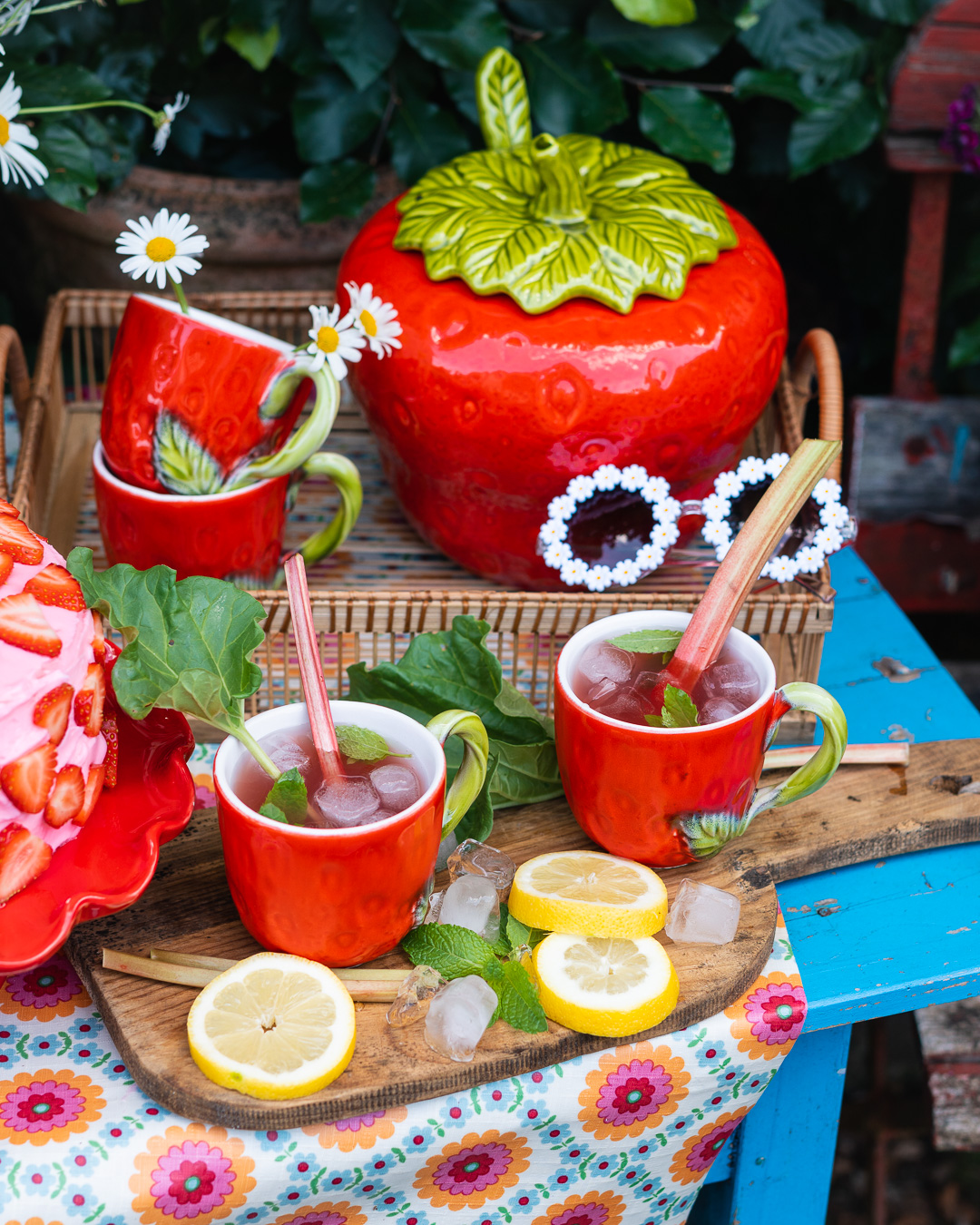 Mehr über den Artikel erfahren Erdbeer Rhabarberbowle