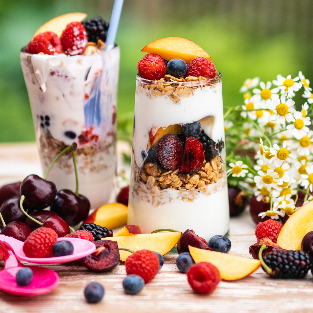 Mehr über den Artikel erfahren Granola mit Kokosjoghurt und Obst