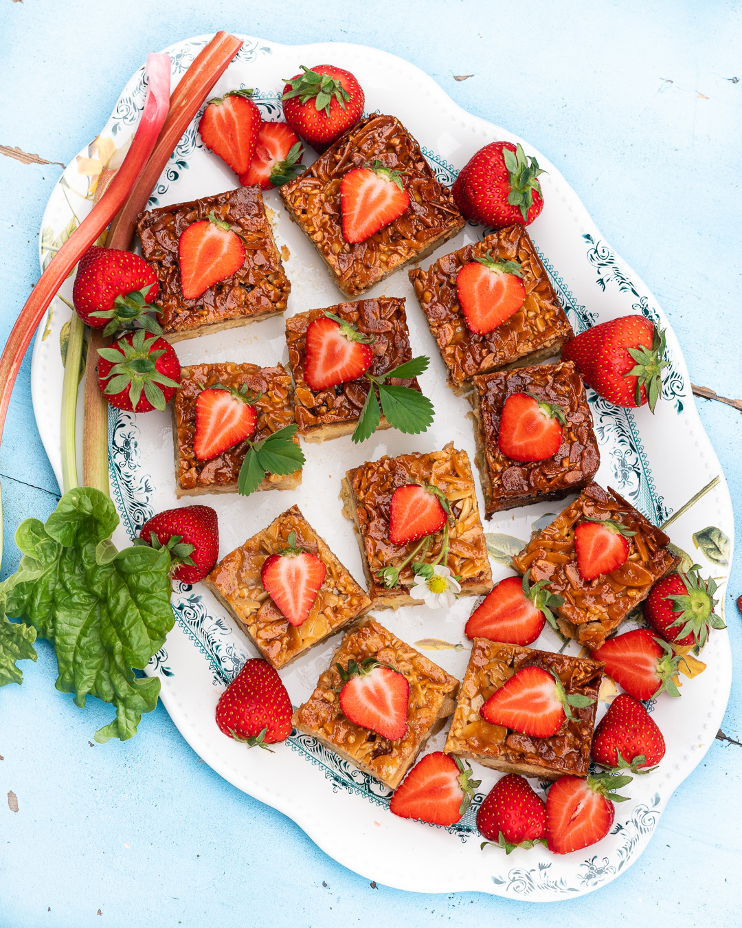 Mehr über den Artikel erfahren Rhabarber Erdbeer Kuchen mit Mandelhaube