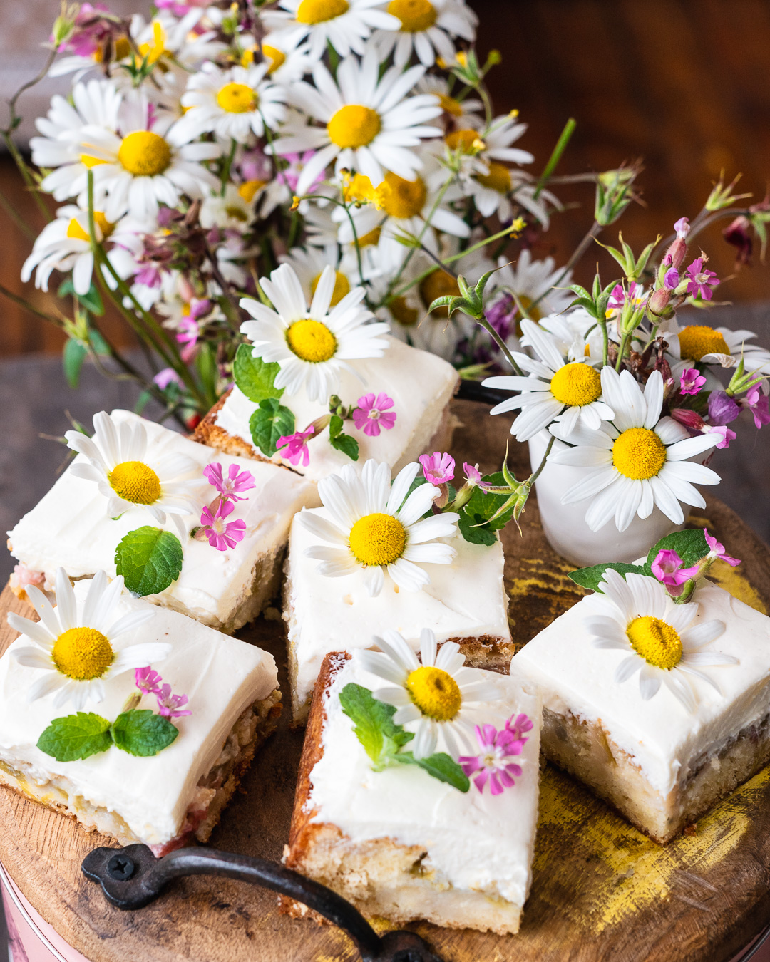 Mehr über den Artikel erfahren Rhabarber Kuchen mit Frischkäse Haube