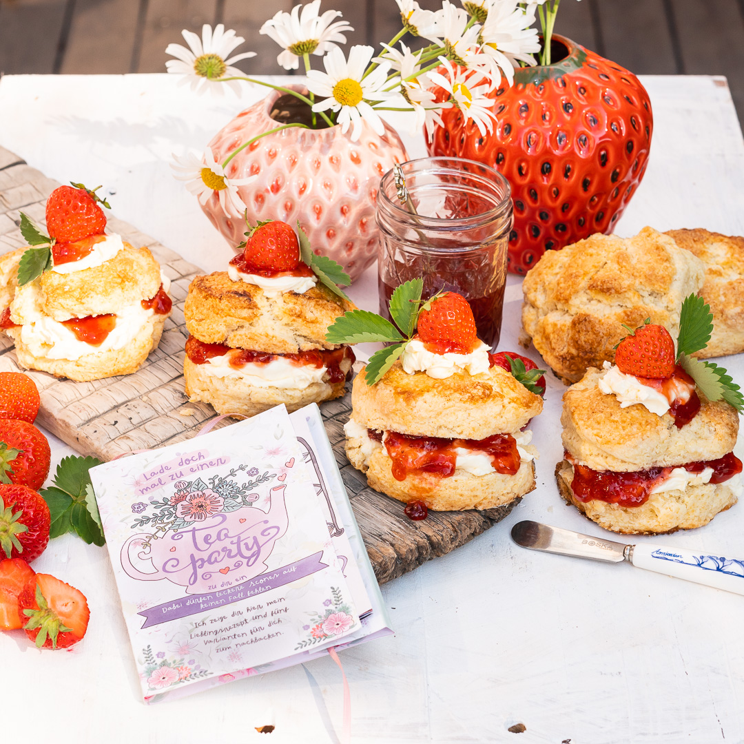 Mehr über den Artikel erfahren Frische Scones mit Erdbeeren und Clotted Cream