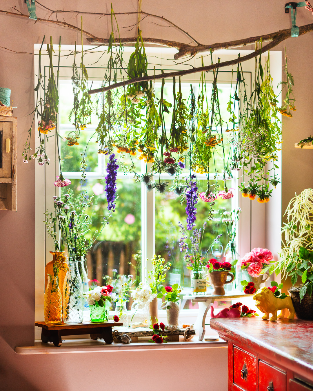 Mehr über den Artikel erfahren Blumen Trocknen am Fenster