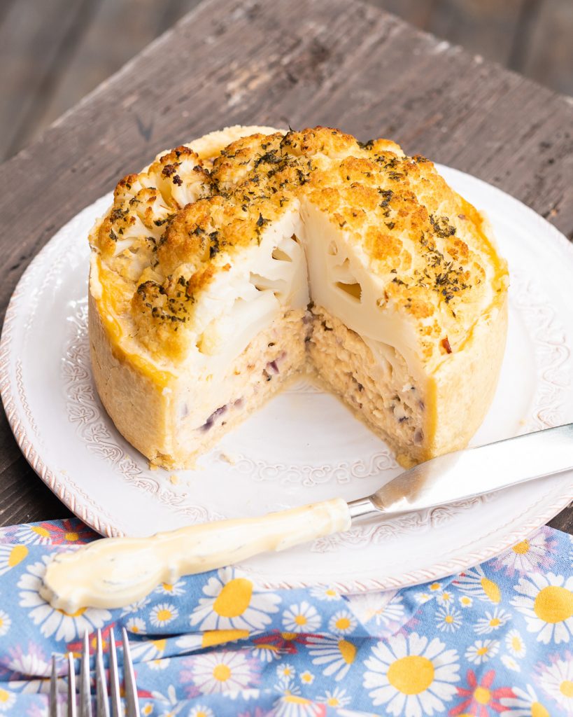 Oben drauf sitzt bei dem Blumenkohlkuchen ein ganzer Blumenkohl