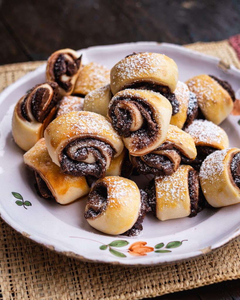 Frische Nutella Schnecken mit Puderzucker drauf
