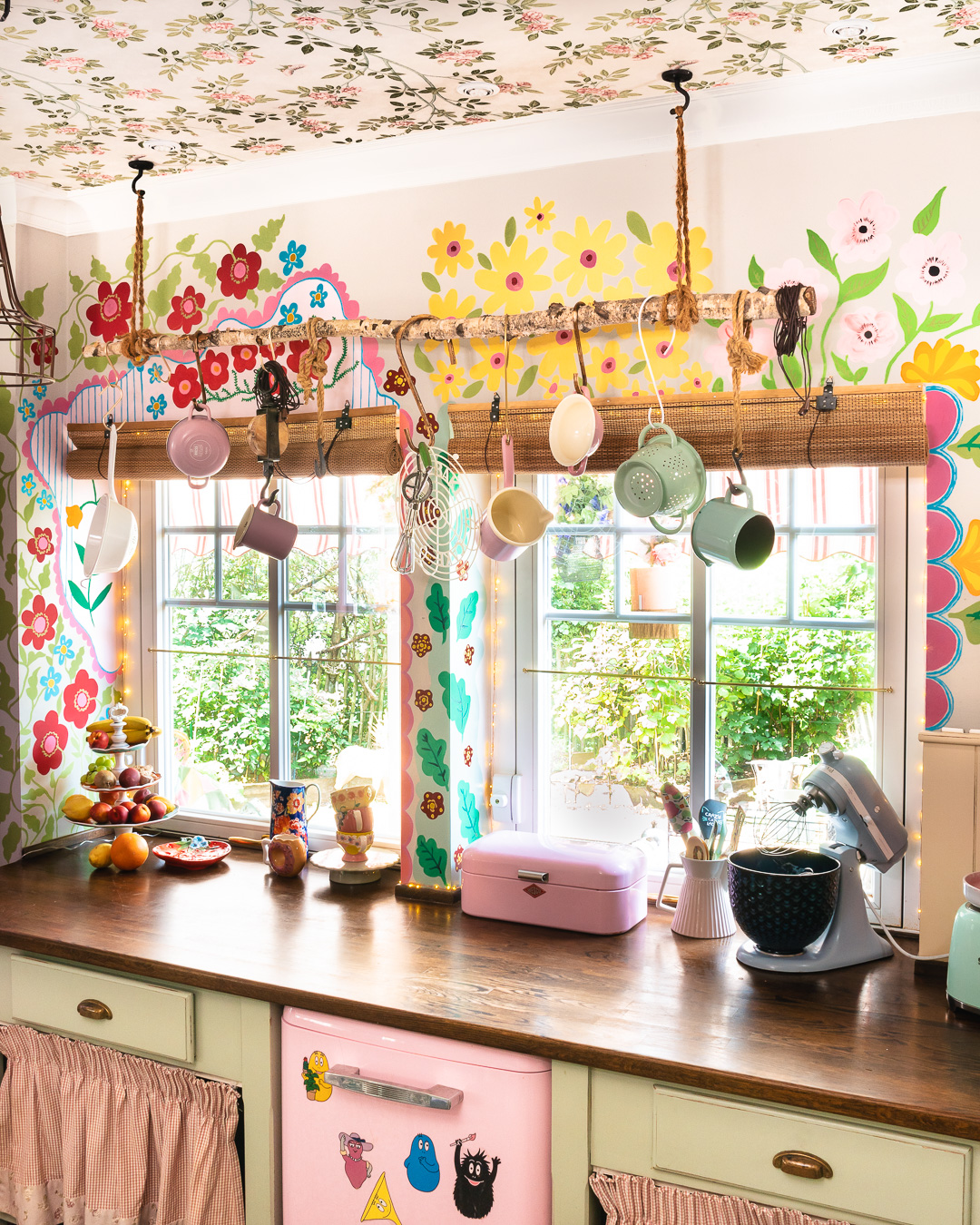 Mehr über den Artikel erfahren Küche Wandbemalung Rosa Haus